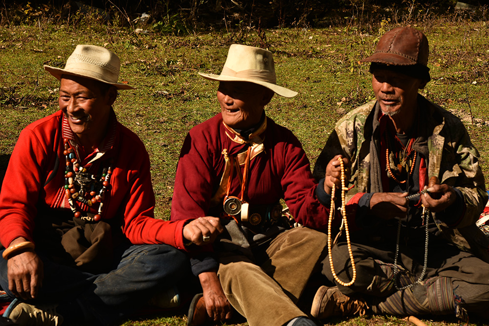 三个藏族老人吸一撮鼻烟，念一段经文。（张国华 摄）DSC_4673.JPG