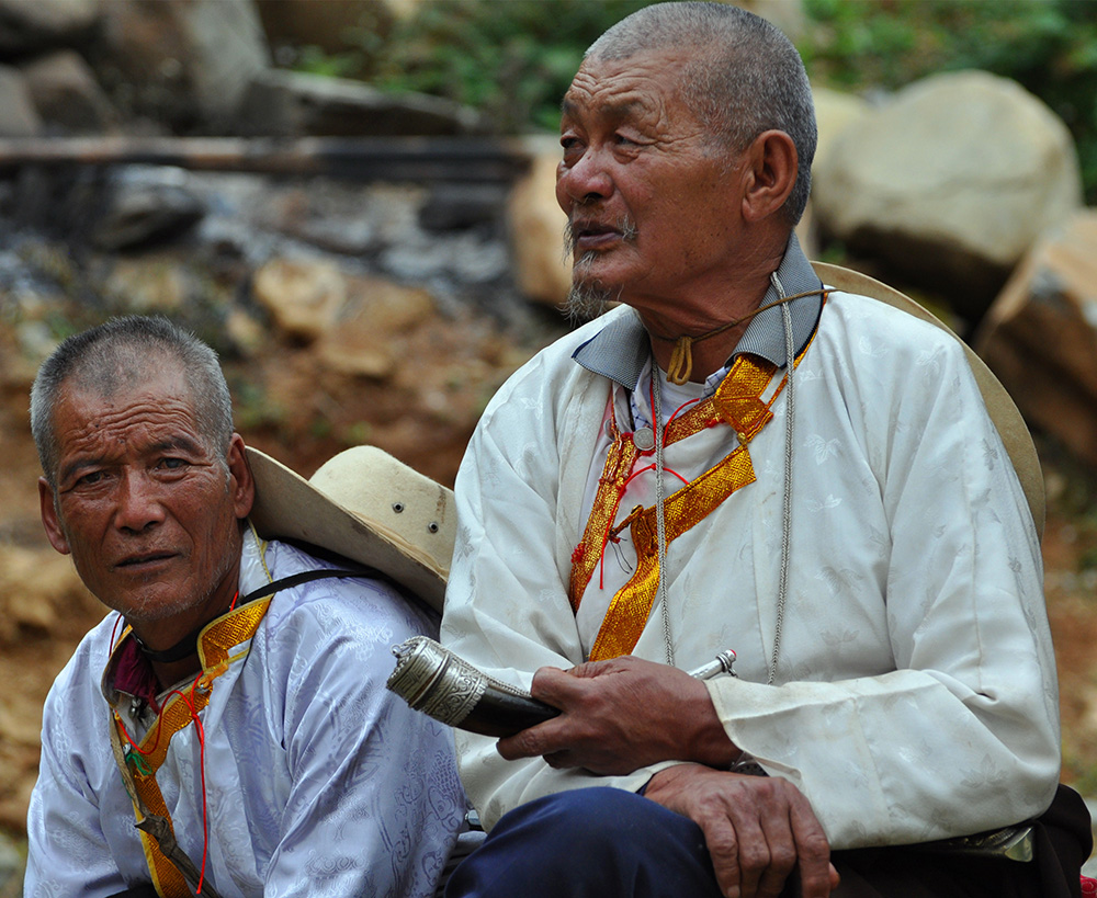 藏族老人除了劳作的时候，鼻烟壶不离手。（张国华 摄）DSC_7788.jpg