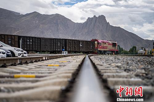 青藏高原铁路网格局渐成雏形:人尽其行 货畅其