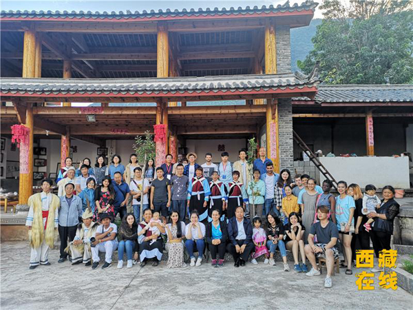 云南丽江市委宣传部常务副部长张文银看望外国