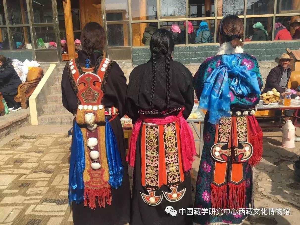 青海湟水流域传统藏族服饰系列一塔尔寺六族妇女头饰4