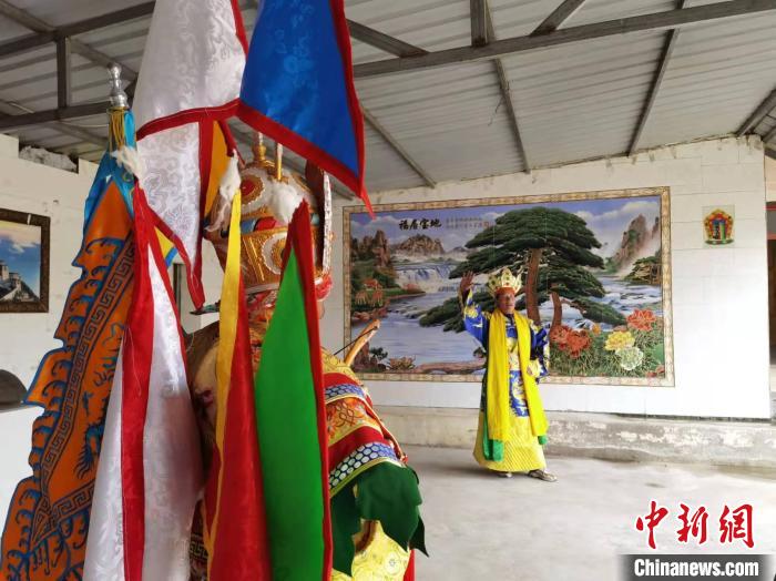 “南木特”藏戏是国家级非物质文化遗产，当地“活态”传承文化基因。　张婧 摄