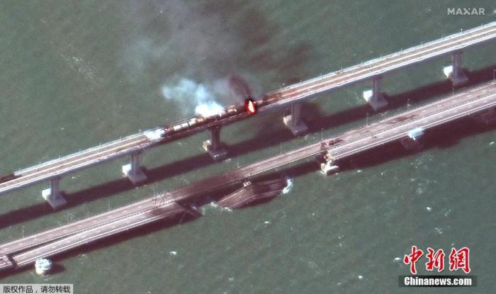 当地时间10月8日，卫星航拍爆炸起火的克里米亚大桥，桥面上浓烟滚滚，部分路面断裂