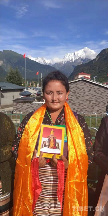 十一世班禅胸怀苍生亲切看望最新中国公民达曼人