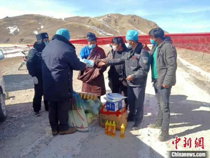 青海藏乡抗“疫”志愿者：为牧民筑起了一道“安全网”