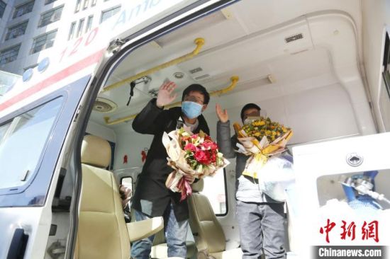 图为出院患者乘车回家. 马铭言 摄