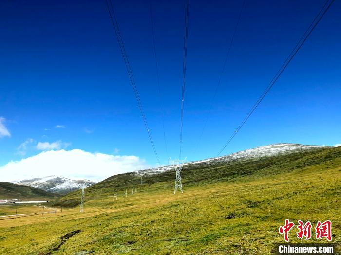 图为世界海拔最高的330千伏输变电工程玉树联网工程输电线路穿越高山草原。　惠文莉 摄