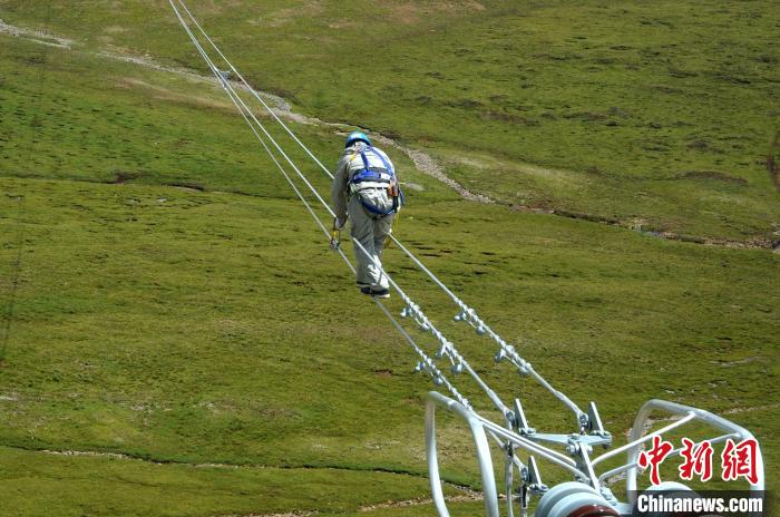 图为世界海拔最高的330千伏输变电工程玉树联网工程开展年度检修工作。　邹建华 摄