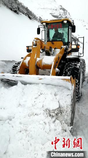 连日来，受降雪影响，国道562线亚乃公路部分路段出现大量积雪。图为西藏日喀则公路分局亚东公路段全力清理积雪。亚东公路段供图