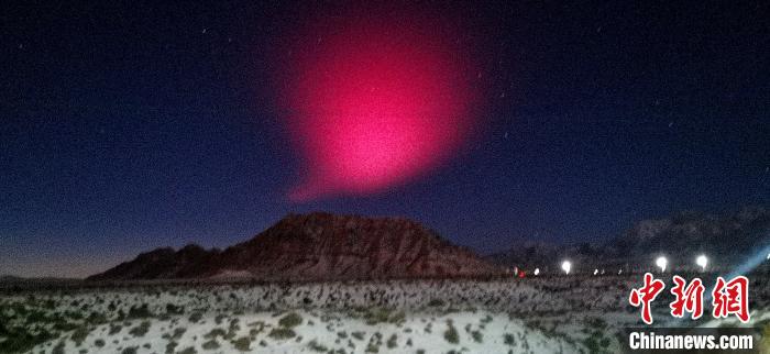 图为在山脚下拍摄的的红色奇光。　乌席勒 摄