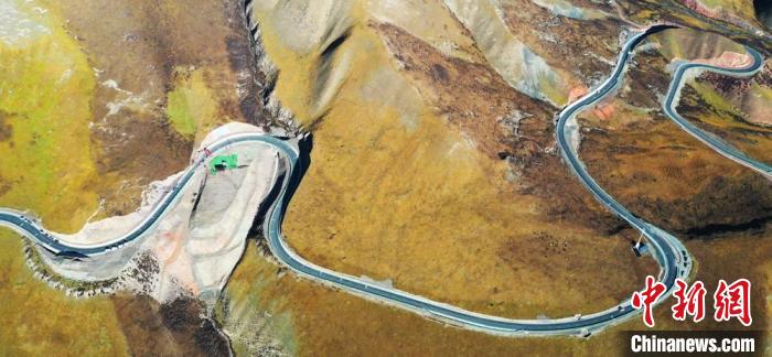 全长62公里的肃祁二级公路南北纵贯祁连山国家公园。　安维斌 摄