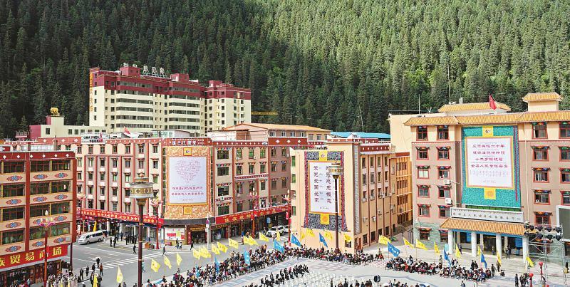 唐卡传习所 石刻传习所 陶艺传习所 …… 9月的四川省阿坝壤塘县高原