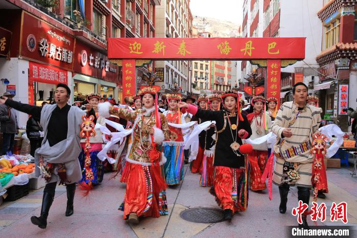 身着嘉绒藏族服饰的男女哼起歌、跳起欢快舞蹈。　吉静 摄