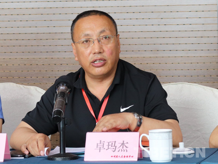 图为甘肃省佛学院教务处负责人卓玛杰作汇报.摄影:孔夏