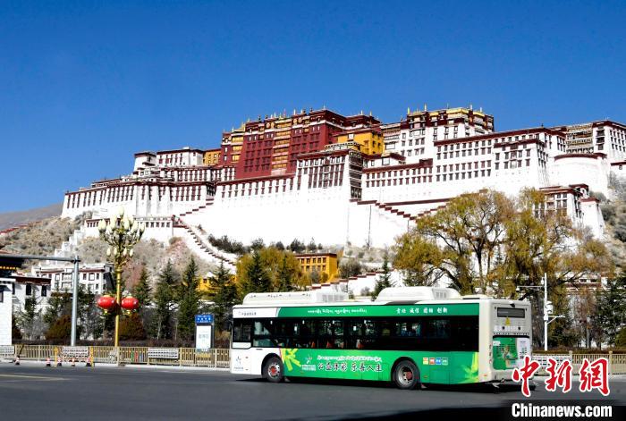 12月7日，一辆公交车从拉萨市城关区北京中路驶过。　李林 摄