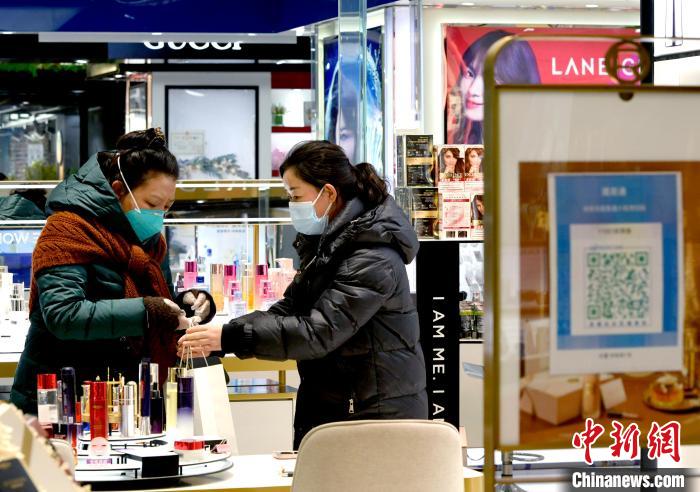 12月7日，拉萨，市民扫码进入拉萨百货大楼选购护肤品。　李林 摄