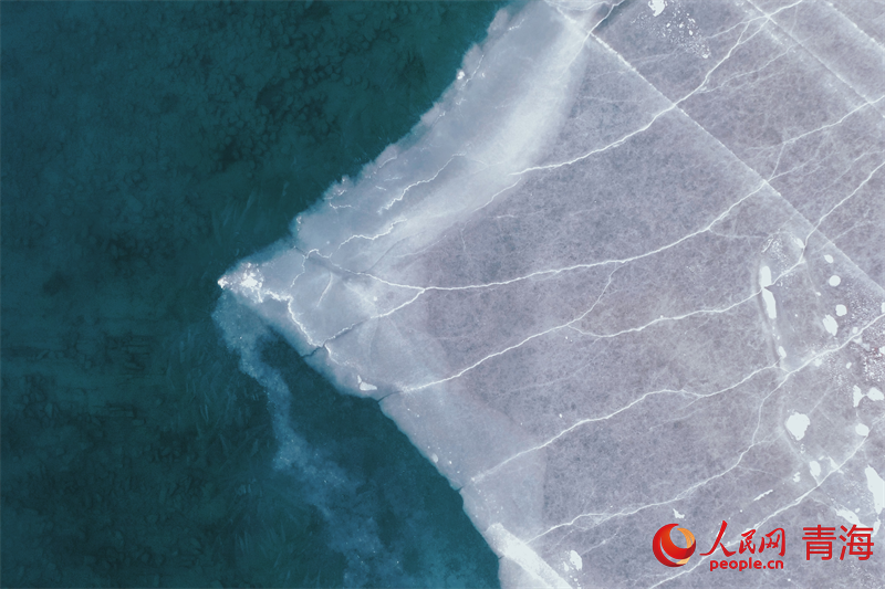 冬日青海湖 碎冰漂浮在湖面。人民网 况玉摄