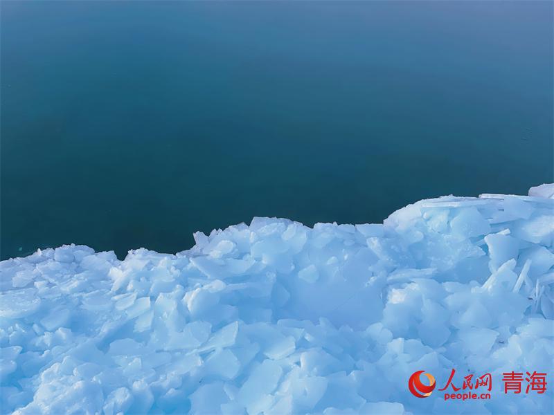 青海湖岸边逐渐结冻。人民网 况玉摄