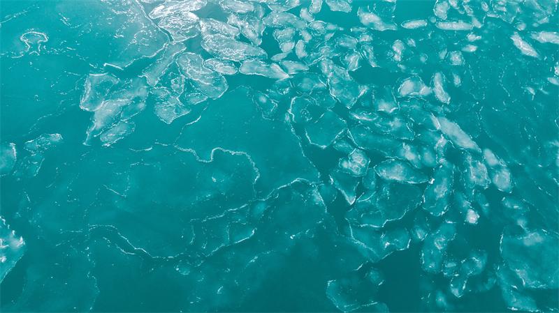 冬日青海湖 碎冰漂浮在湖面。宋忠勇摄