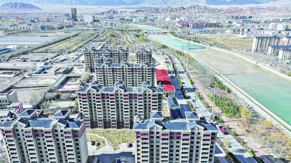 本报记者 苏烽 摄初夏,海西蒙古族藏族自治州德令哈市的空气中仍带着