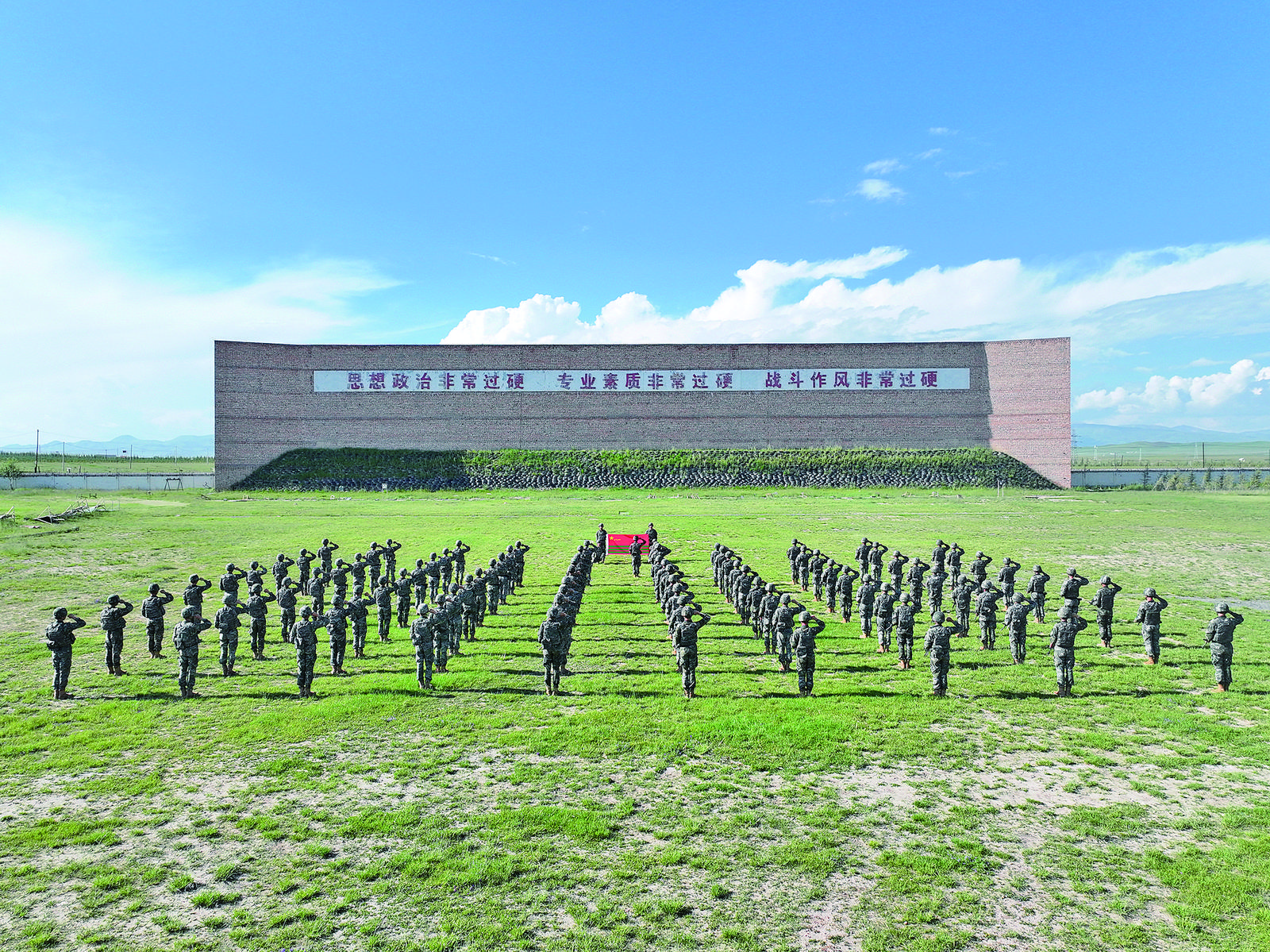 首页>/新闻>/涉藏新闻>/青海>/正文>在"八一"建军节即将到来之际,武警