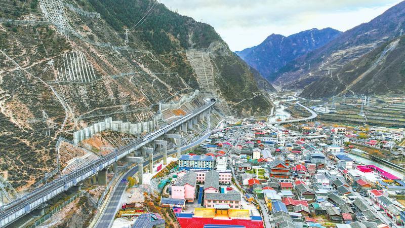 "去年底,九绵高速公路实现部分通车,我从成都开车到漳扎镇的时间从