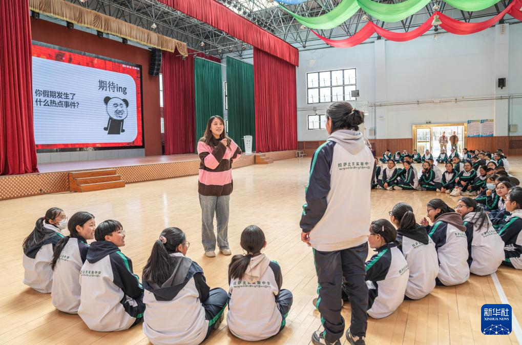首页>/新闻>/涉藏新闻>/西藏>/正文>3月1日,拉萨北京实验中学的学生与