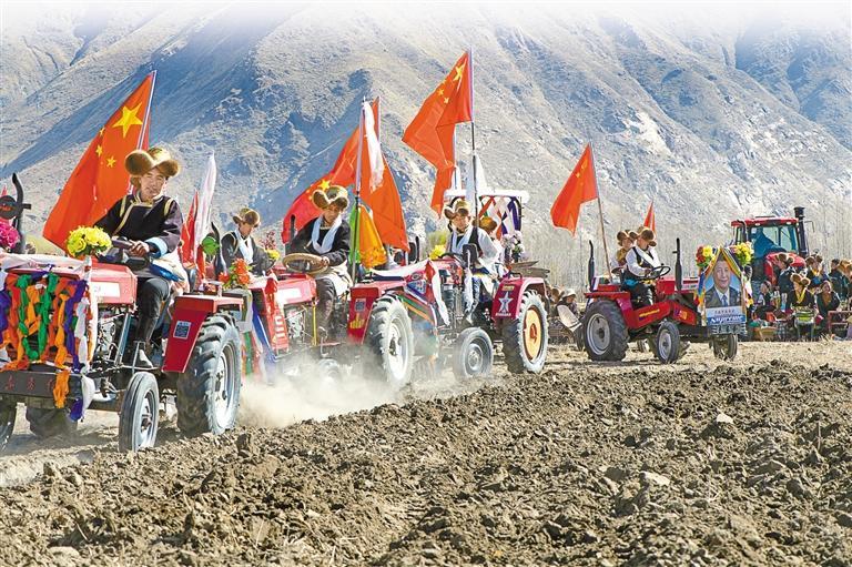 记者 潘多 摄拉萨市墨竹工卡县扎西岗乡朗杰林村村民在播撒种子.