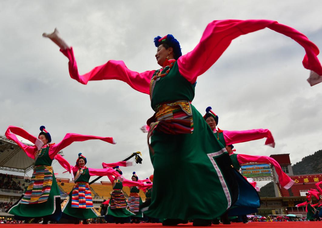 1559118625519833.jpg 飞舞的德钦弦子舞。(张国华 摄)78e20aa176932258.jpg